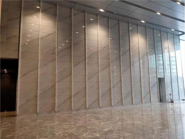 屋内の床と壁のタイル