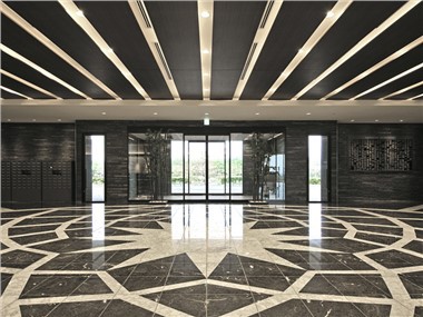 灰色の大理石タイルを掛ける