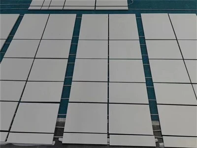 白い石灰岩のタイル
