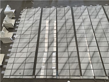 白い大理石の床のバスルーム