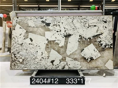 自然な動きを持つ高級ホテルの珪岩の壁