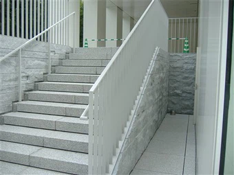 庭の小道にある巨大な石段